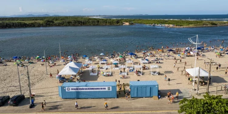 Corpo sem cabeça, braços e pernas é encontrado em praia de SC