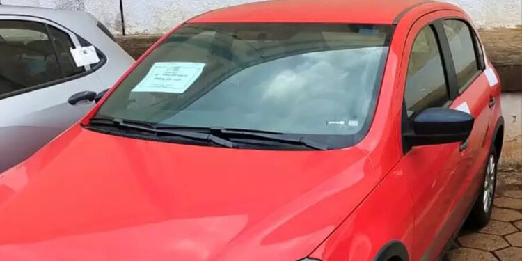 Leilão da Receita Federal tem carro por R$ 15 mil e celulares por R$ 500