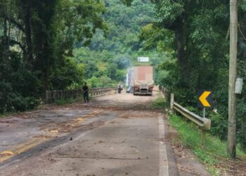 Caminhão quase cai da antiga ponte de Santa Bárbara, na ERS-431
