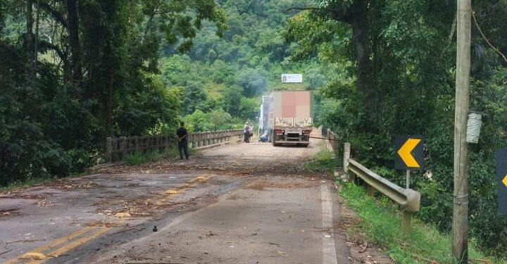 Caminhão quase cai da antiga ponte de Santa Bárbara, na ERS-431