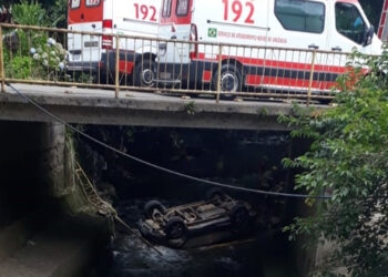 Mulheres e crianças ficam feridas após carro capotar e cair em rio, em Caxias do Sul