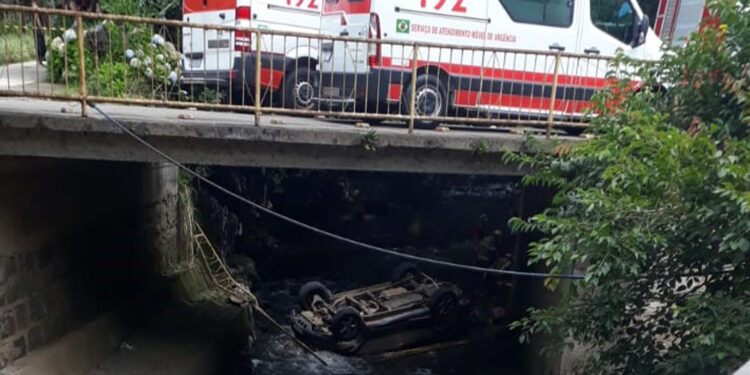 Mulheres e crianças ficam feridas após carro capotar e cair em rio, em Caxias do Sul