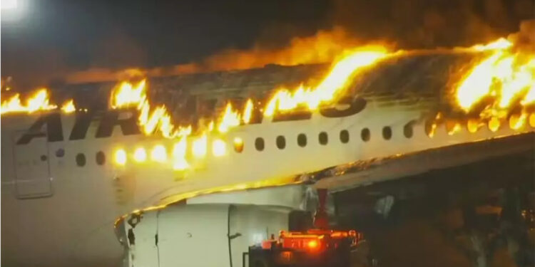 Avião com 379 pessoas a bordo pega fogo após colidir contra aeronave da Guarda Costeira no aeroporto de Tóquio