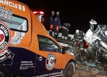 Acidente entre ônibus de turismo e caminhão deixa 25 mortos na Bahia