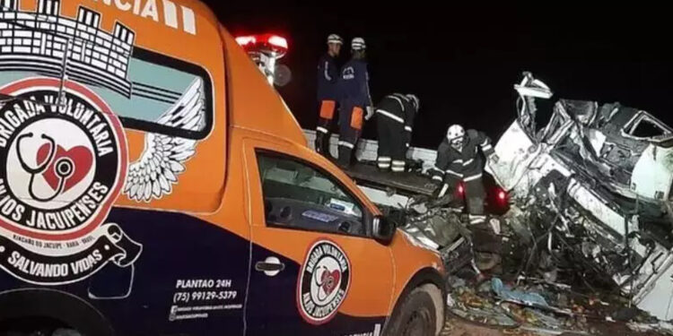 Acidente entre ônibus de turismo e caminhão deixa 25 mortos na Bahia
