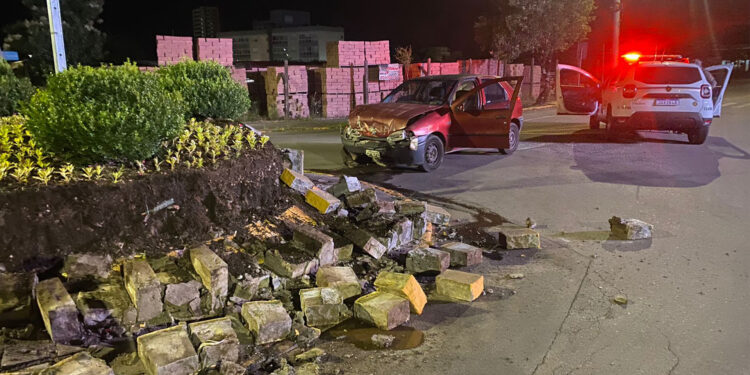 Brigada Militar Prende Motorista Embriagado após Colisão no Centro de Farroupilha