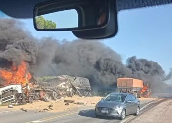 Dois caminhões pegam fogo e motoristas morrem após colisão frontal na BR-392, em Santana da Boa Vista