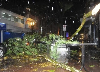 Temporal Devasta Porto Alegre: Alagamentos, Queda de Pórtico e Danos Graves Marcam a Noite na Capital Gaúcha