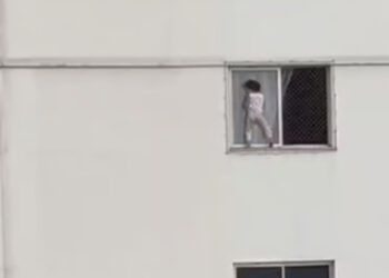 Criança é flagrada brincando em janela do 4° andar de apartamento