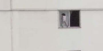 Criança é flagrada brincando em janela do 4° andar de apartamento