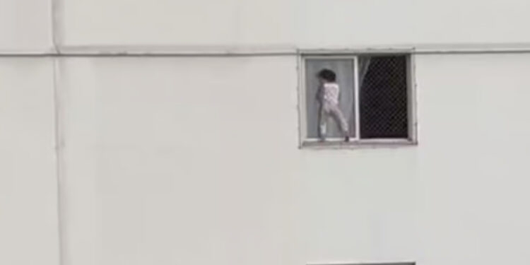 Criança é flagrada brincando em janela do 4° andar de apartamento
