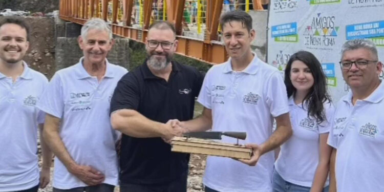 Engenheiro da Ponte Jeferson Dal Bello Arremata Faca de Leilão por 40 Mil Reais em Reconhecimento ao Trabalho da Equipe