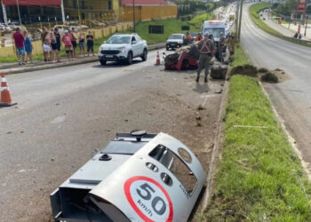 Motorista derruba lombada eletrônica e capota o carro em Farroupilha