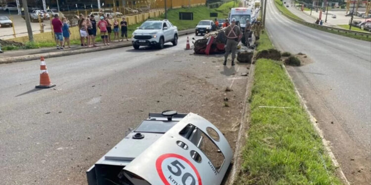 Motorista derruba lombada eletrônica e capota o carro em Farroupilha