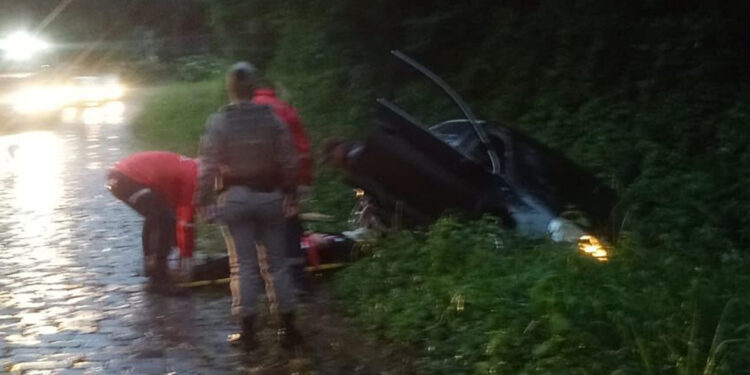 Mulher de 22 Anos Morta e Adolescente Baleado são encontrados em Veículo Jetta em Antônio Prado