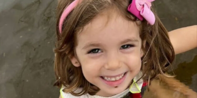 Menina morre após se afogar em piscina, em Passo Fundo