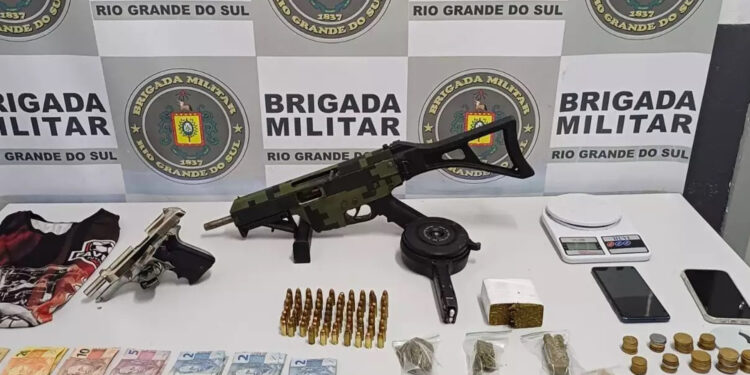 Casal é preso com metralhadora em Caxias do Sul