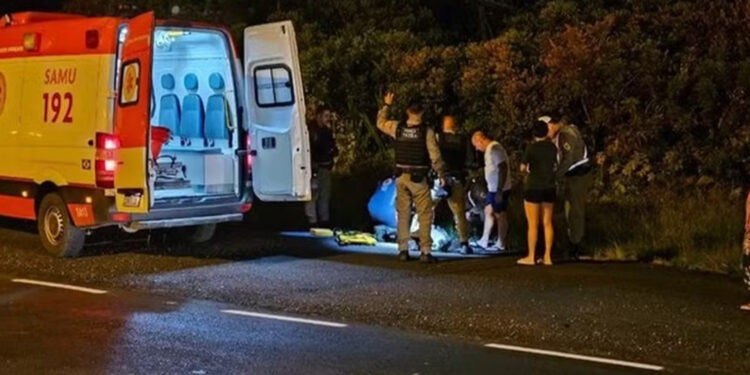Acidente entre ônibus de turismo e caminhão deixa 25 mortos na Bahia