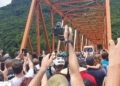 Grande Público Celebra a Inauguração Triunfal da Nova Ponte sobre o Rio das Antas entre Nova Roma do Sul e Farroupilha