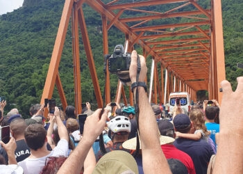 Grande Público Celebra a Inauguração Triunfal da Nova Ponte sobre o Rio das Antas entre Nova Roma do Sul e Farroupilha