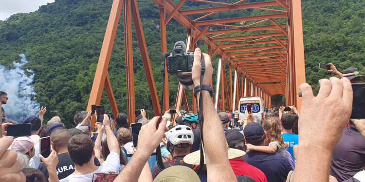 Grande Público Celebra a Inauguração Triunfal da Nova Ponte sobre o Rio das Antas entre Nova Roma do Sul e Farroupilha