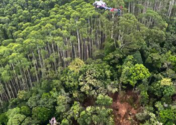 Corpos de ocupantes de helicóptero são encontrados junto aos destroços