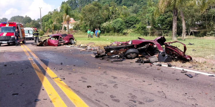 Colisão entre Carreta e Carro Deixa Motorista em Estado Grave na Rota do Sol em Carlos Barbosa