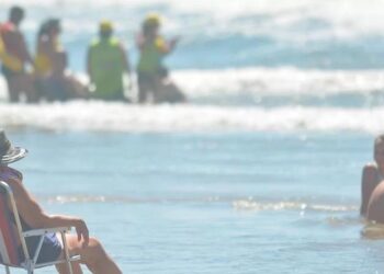 Mar de tonalidade esverdeada encanta veranistas