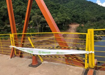 GRADE DA NOVA PONTE DE FERRO É DANIFICADA POR MOTOCICLISTA EM NOVA ROMA DO SUL