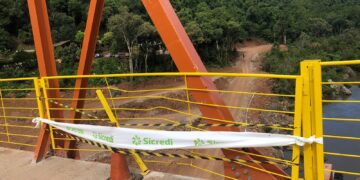 GRADE DA NOVA PONTE DE FERRO É DANIFICADA POR MOTOCICLISTA EM NOVA ROMA DO SUL