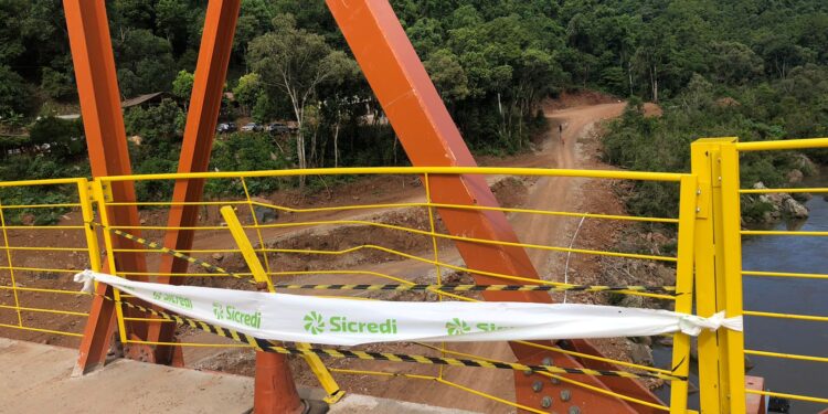 GRADE DA NOVA PONTE DE FERRO É DANIFICADA POR MOTOCICLISTA EM NOVA ROMA DO SUL