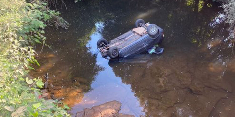 Mulher sobrevive a queda de ponte com veículo em Serafina Corrêa