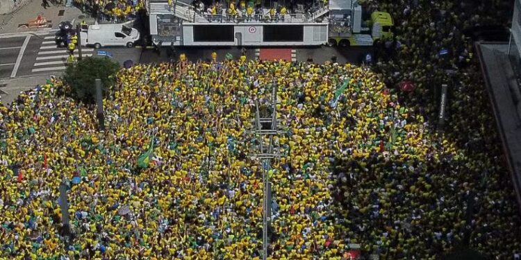 Ato de Bolsonaro na Avenida Paulista reúne 185 mil pessoas, aponta estudo da USP