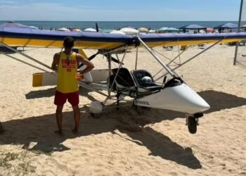Aeronave ultraleve cai e duas pessoas são resgatadas em praia do litoral de SC