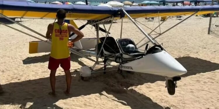 Aeronave ultraleve cai e duas pessoas são resgatadas em praia do litoral de SC