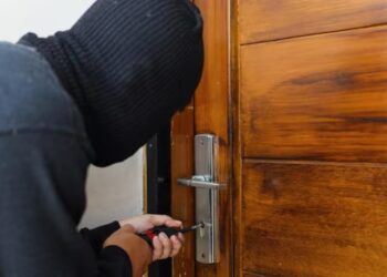 Mulher de 35 Anos Aciona Brigada Militar Após Perceber que Alguém Estava Forçando a Porta em Sua Residência no Interior de Nova Roma do Sul