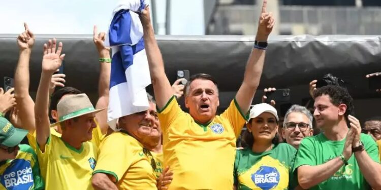 Pesquisa: 48% acreditam que ato de Bolsonaro não terá influência nas investigações sobre o ex-presidente