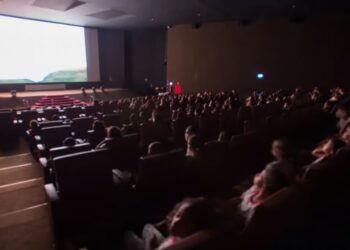 Funcionários esquecem última sessão, vão embora, e público fica preso no cinema