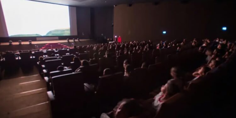 Funcionários esquecem última sessão, vão embora, e público fica preso no cinema
