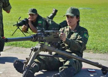 Marinha começa primeira turma só de mulheres do curso de fuzileiros navais