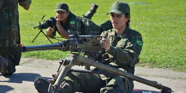 Marinha começa primeira turma só de mulheres do curso de fuzileiros navais