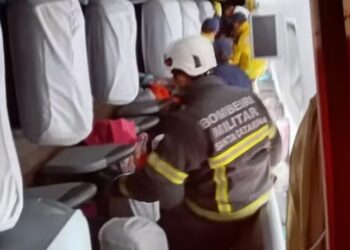 Ônibus que ia de Erechim para SC cai em ribanceira e deixa 12 feridos