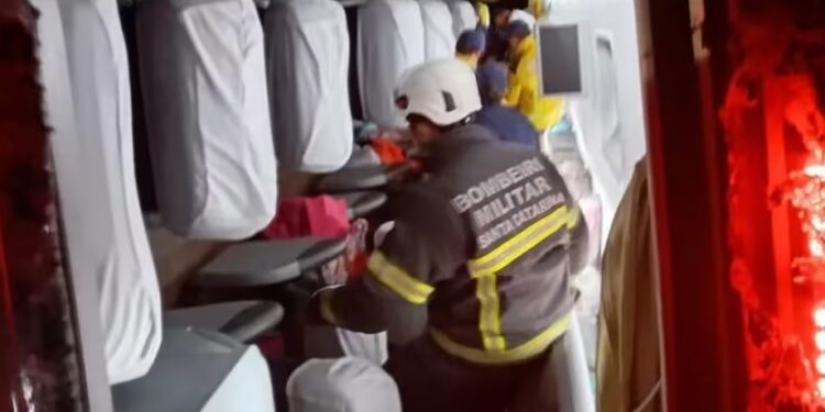 Ônibus que ia de Erechim para SC cai em ribanceira e deixa 12 feridos