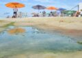 Moradores relatam esgoto correndo pelas areias da Praia da Cal, em Torres