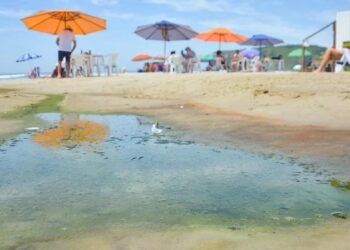 Moradores relatam esgoto correndo pelas areias da Praia da Cal, em Torres