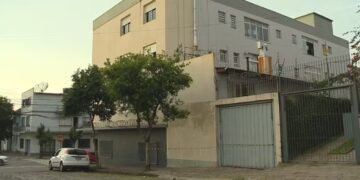 Idosa tem corpo queimado após botijão de gás explodir em prédio de Caxias do Sul