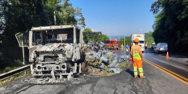 Caminhão carregado com 12 toneladas de uva pega fogo na BR-386 em Pouso Novo