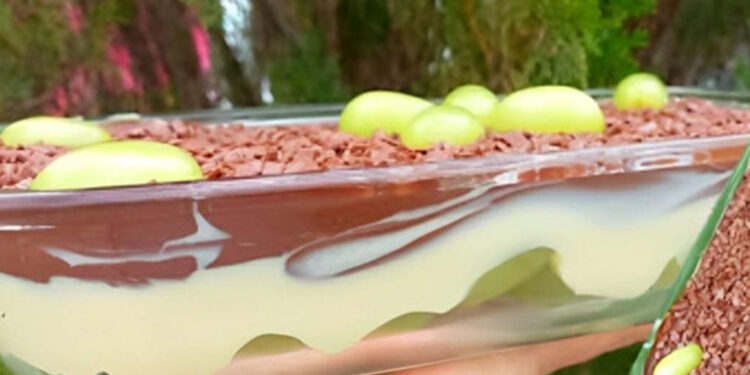 Bombom de uva na travessa