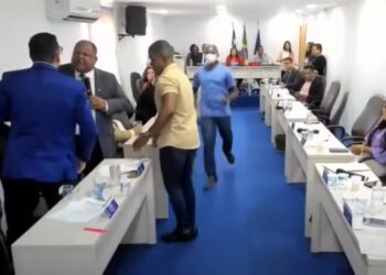Vereadores trocam socos durante sessão na Câmara de Lauro de Freitas (BA)