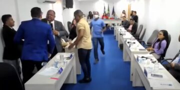 Vereadores trocam socos durante sessão na Câmara de Lauro de Freitas (BA)
